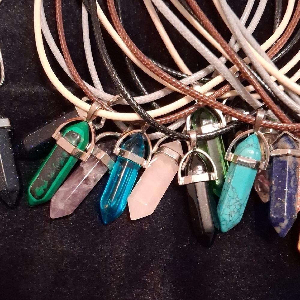 Elegant Crystal Pendant Necklace RANDOM COLOR - Picture 3 of 4